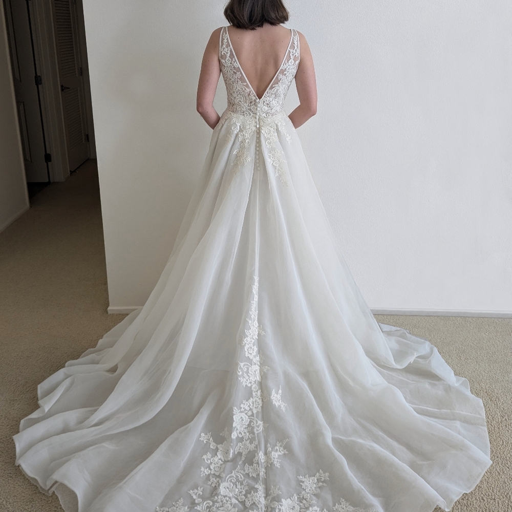 Pronovias Yorvin Wedding Gown - Picture 3 of 6
